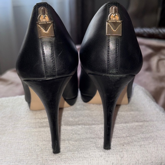 Michael Kors Classic Black Pumps with gold key lock on back of heel - Picture 4 of 10